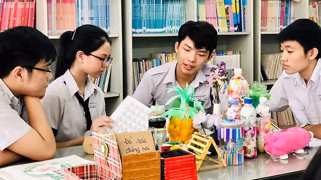 Nhóm của Tuyền bên các sản phẩm hữu ích làm từ đồ tái chế.