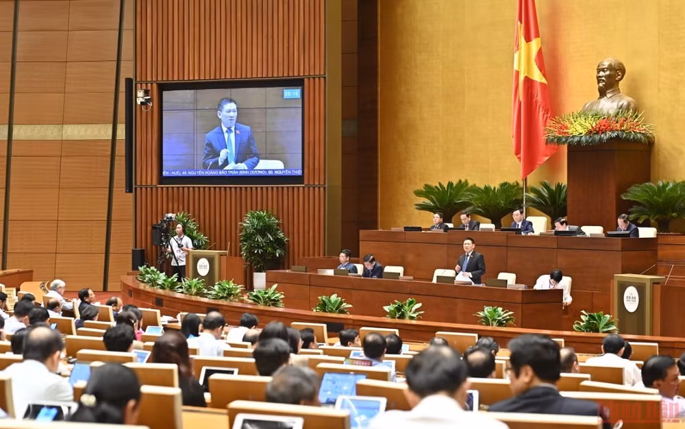 Bộ trưởng Tài chính Hồ Đức Phớc trả lời chất vấn của các đại biểu Quốc hội. (Ảnh: LINH NGUYÊN)