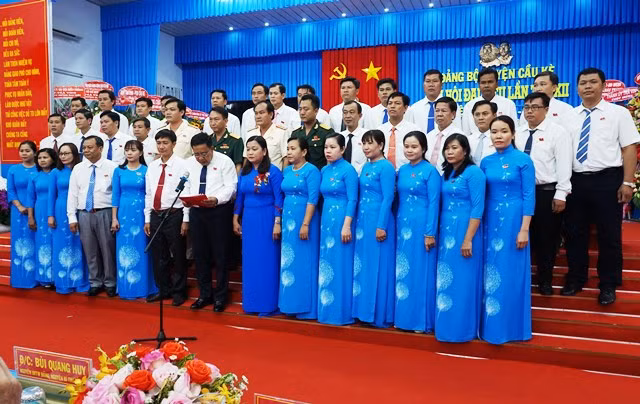 Ban Chấp hành nhiệm kỳ 2020-2025 ra mắt đại biểu.