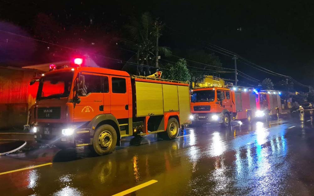 Lực lượng chức năng phải huy động năm xe chữa cháy mới khống chế được đám cháy. Cháy kho nguyên liệu gây thiệt hại hàng tỷ đồng -0