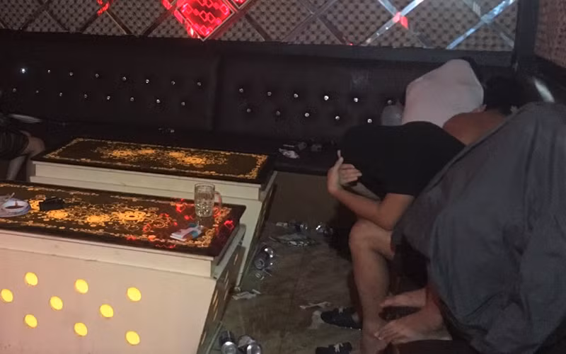 Lực lượng công an bắt quả tang các đối tượng tại một phòng của quán.