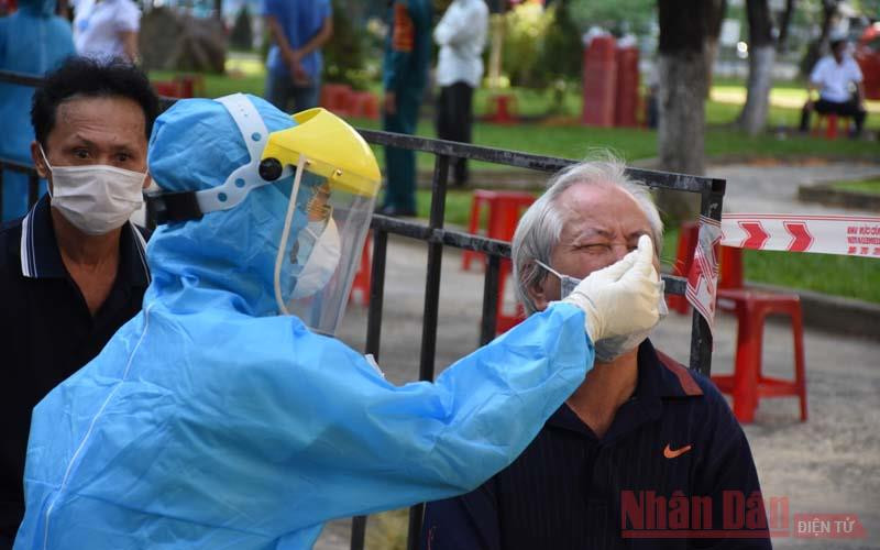 Đà Nẵng tiến hành xét nghiệm đại diện hộ gia đình trên toàn thành phố. (Ảnh: ANH ĐÀO) 