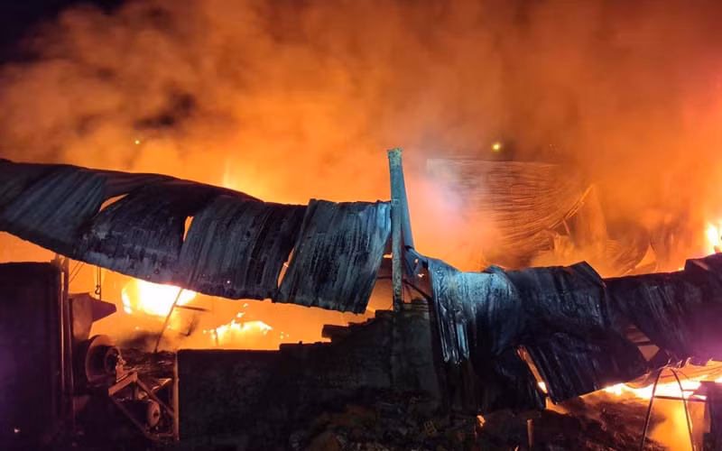 Toàn bộ nhà kho bị ngọn lửa thiêu rụi