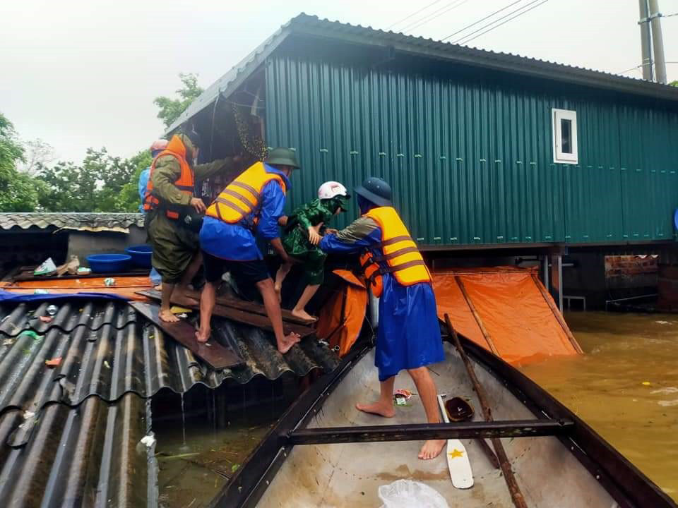Công an xã Cam Thủy, huyện Lệ Thủy (Quảng Bình) sơ tán người dân ra khỏi ngôi nhà bị ngập sâu Lũ vượt mốc lịch sử, người dân Quảng Bình gấp rút chạy lũ -0