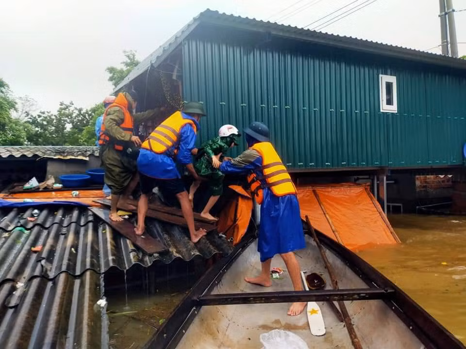 Lũ vượt mốc lịch sử, người dân Quảng Bình gấp rút chạy lũ -0