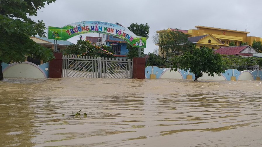 Trường mầm non Võ Ninh (Quảng Bình) ngập sâu hai lần trong một tuần Lũ vượt mốc lịch sử, người dân Quảng Bình gấp rút chạy lũ -0