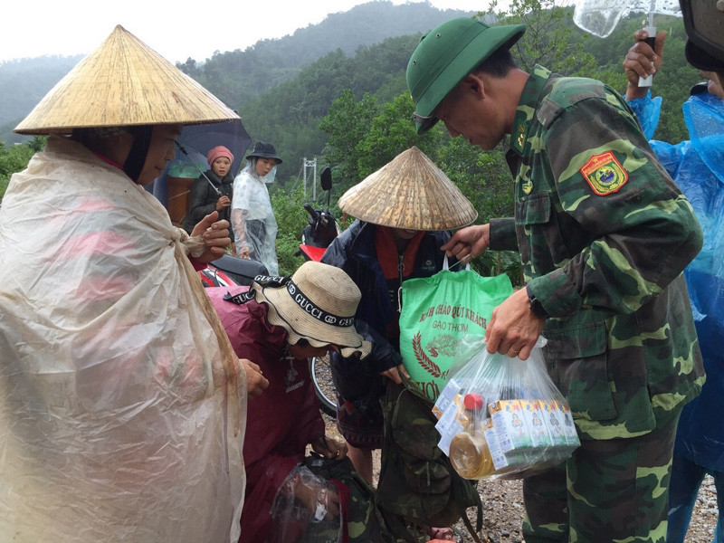 Bộ đội biên phòng Quảng Bình cứu trợ lương thực cho bà con vùng biên giới bị lũ cô lập Lũ vượt mốc lịch sử, người dân Quảng Bình gấp rút chạy lũ -0