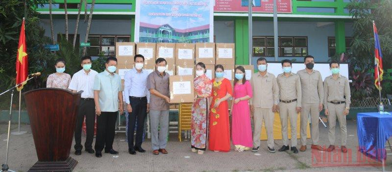 Toàn cảnh Lễ bàn giao sách và thiết bị dạy học của Bộ Giáo dục và Đào tạo tặng Trường song ngữ Lào - Việt Nam Nguyễn Du, chiều 4/11. (Ảnh: Xuân Sơn) Bộ Giáo dục và Đào tạo hỗ trợ trường kiều bào tại Lào -0