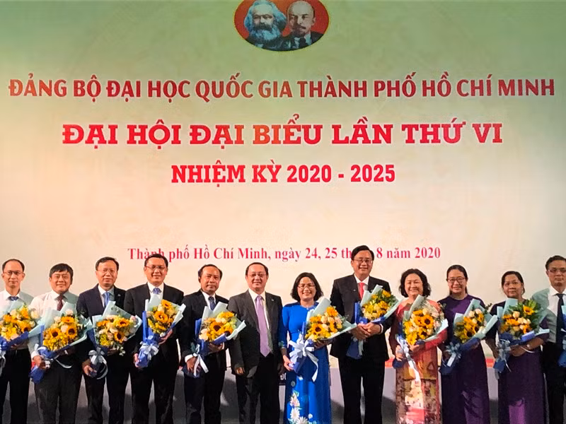 PGS, TS Huỳnh Thành Đạt, Ủy viên T.Ư Đảng, Giám đốc ĐHQG tặng hoa chúc mừng Ban Chấp hành nhiệm kỳ 2020-2025.