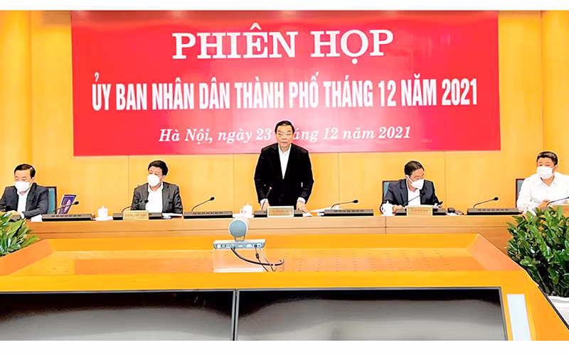 Chủ tịch và các Phó Chủ tịch UBND thành phố Hà Nội trong phiên họp UBND thành phố Hà Nội tháng 12/2021.