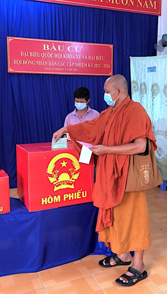 Cử tri là nhà sư Nam tông Khmer bỏ phiếu bầu vào sáng 23-5. Đi bầu cử nơi địa đầu cực nam Tổ quốc -2