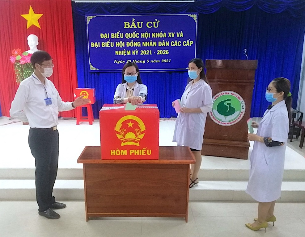 Cử tri là lực lượng trong ngành y tế Cà Mau bỏ phiếu bầu vào sáng 23-5. Đi bầu cử nơi địa đầu cực nam Tổ quốc -0