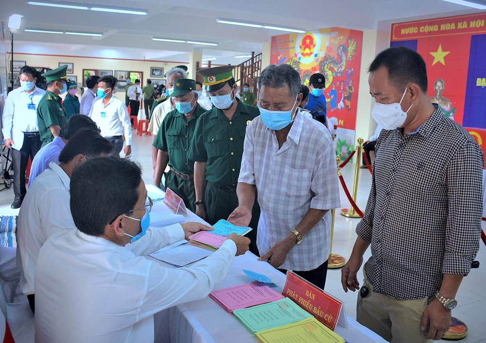 Cử tri Cà Mau làm thủ tục trước khi bỏ phiếu. Đi bầu cử nơi địa đầu cực nam Tổ quốc -0