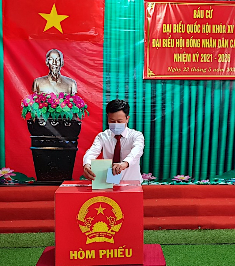 Chủ tịch UBND tỉnh Cà Mau bỏ phiếu tại điểm bầu cử phường 2, TP Cà Mau. Đi bầu cử nơi địa đầu cực nam Tổ quốc -0