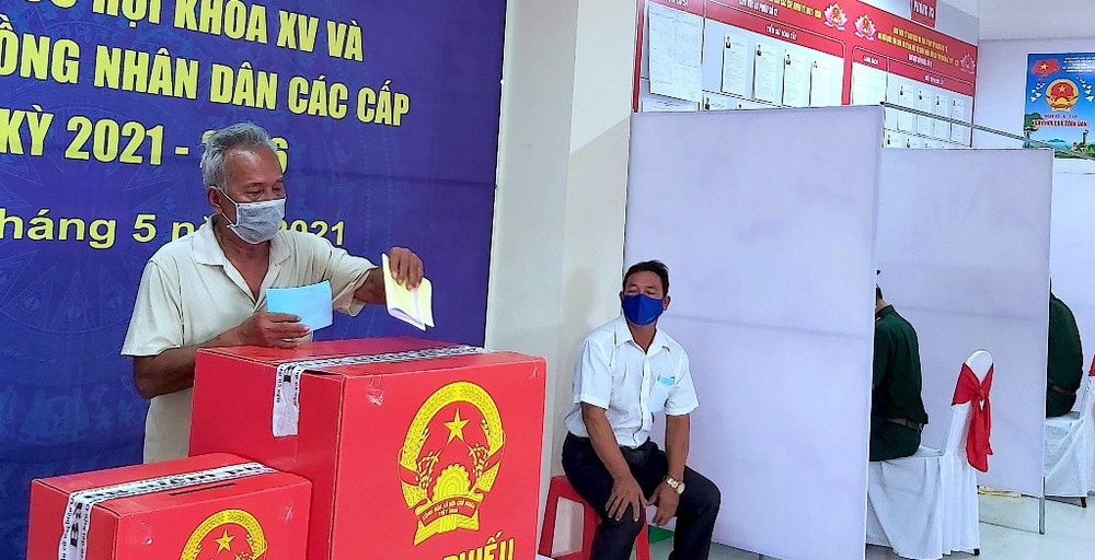 Cử tri trẻ tuổi và cao niên xã Đất Mũi bỏ phiếu bầu ĐBQH và HĐND các cấp nhiệm kỳ 2021-2026. Đi bầu cử nơi địa đầu cực nam Tổ quốc -1