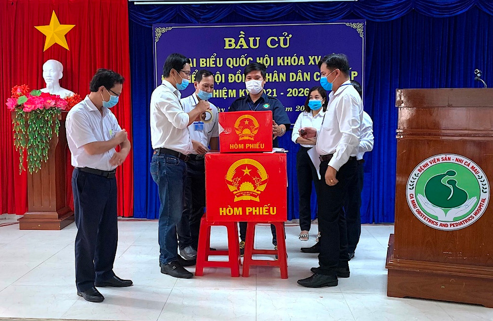 Một tổ bầu cử ở TP Cà Mau kiểm tra trước khi niêm yết thùng bỏ phiếu. Đi bầu cử nơi địa đầu cực nam Tổ quốc -0