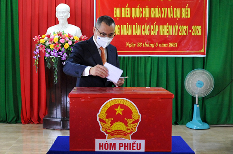 Đồng chí Phạm Đại Dương, Ủy viên T.Ư Đảng, Bí thư Tỉnh ủy Phú Yên thực hiện quyền cử tri tại khu vực bỏ phiếu số 11, Tổ bầu cử số 8 Nhà văn hóa Khu phố Liên Trì 2, xã Bình Kiến, thành phố Tuy Hòa. Cử tri cả nước nô nức đi bầu cử, thực hiện quyền công dân thiêng liêng -0