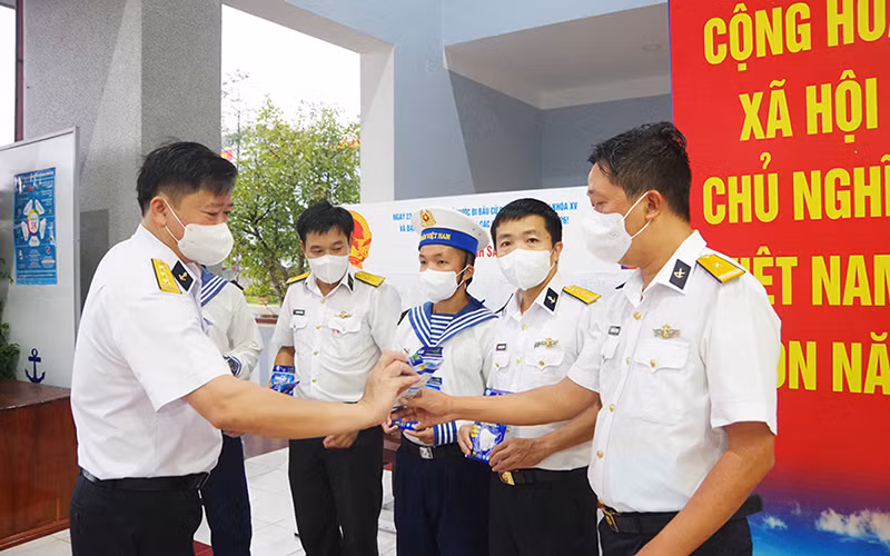 Cán bộ, chiến sĩ Vùng 5 Hải quân trong ngày bầu cử.