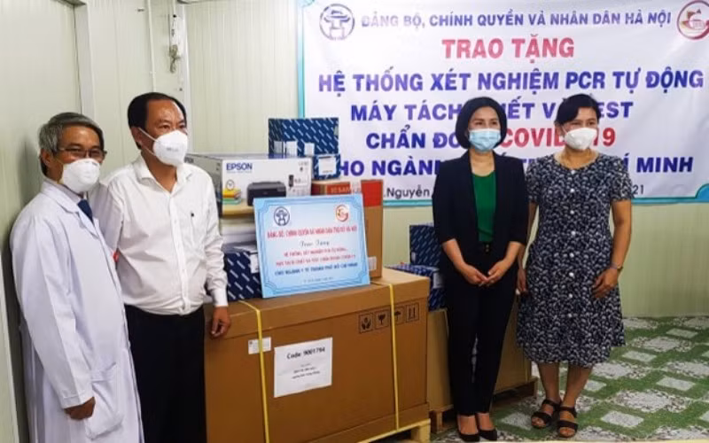 Giám đốc Sở Y tế Hà Nội Trần Thị Nhị Hà trao tặng ngành Y tế TP Hồ Chí Minh hệ thống xét nghiệm PCR tự động, máy tách chiết và test chẩn đoán Covid-19. 