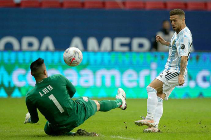 Alejandro Gomez (phải) ghi bàn mở tỷ số giúp Argentina vượt lên dẫn trước Paraguay trong cuộc chạm trán ở lượt trận thứ 3 Copa America 2021. (Nguồn: sportstar.thehindu.com)