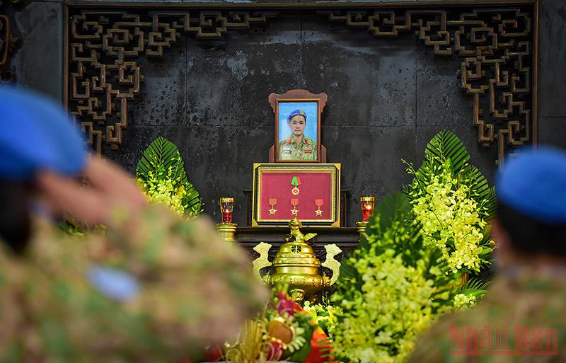 Đồng đội tại Cục Gìn giữ hòa bình Việt Nam chào tiễn biệt trung tá Đỗ Anh. (Ảnh: Thành Đạt)