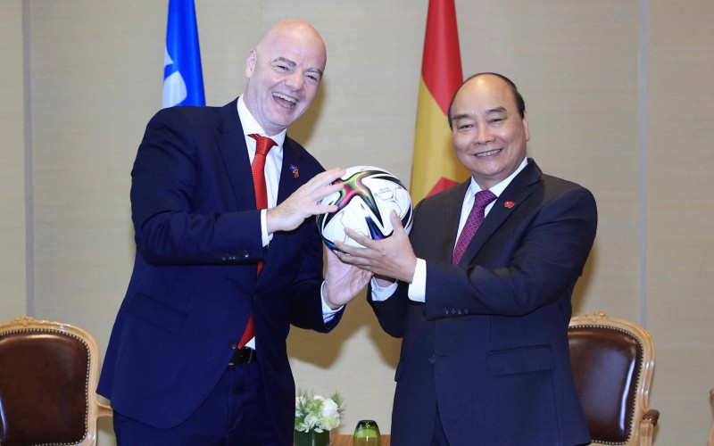 Chủ tịch Liên đoàn Bóng đá Thế giới Gianni Infantino tặng Chủ tịch nước Nguyễn Xuân Phúc quả bóng lưu niệm. (Ảnh: Thống Nhất/TTXVN) ttxvn_chu_tich_nuoc_fifa_3-1638119777669.jpeg