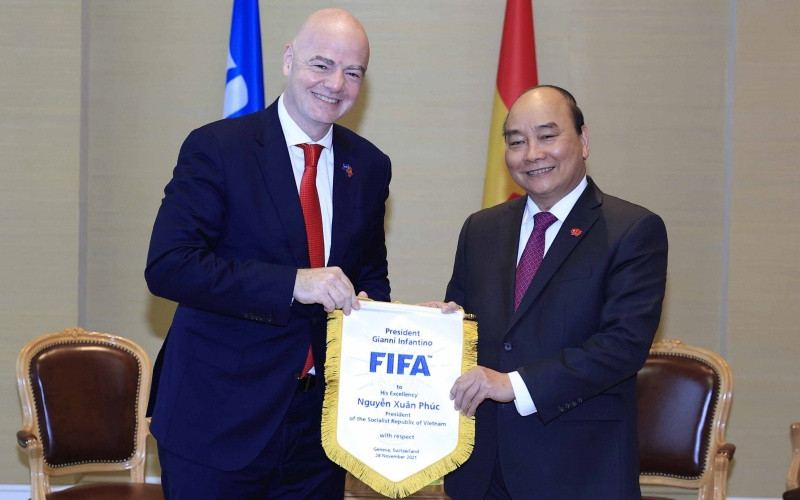 Chủ tịch nước Nguyễn Xuân Phúc tiếp Chủ tịch Liên đoàn Bóng đá Thế giới Gianni Infantino. (Ảnh: Thống Nhất/TTXVN) ttxvn_chu_tich_nuoc_fifa_2-1638119777184.jpeg
