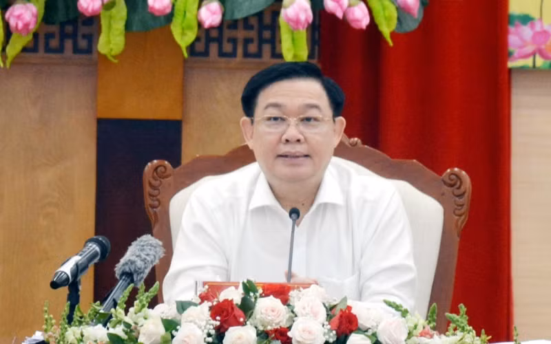 Chủ tịch Quốc hội Vương Đình Huệ phát biểu chỉ đạo về những nội dung công tác trọng tâm về bầu cử tại buổi làm việc với lãnh đạo tỉnh Quảng Ninh sáng 14-4. (Ảnh: Chiến Thắng)