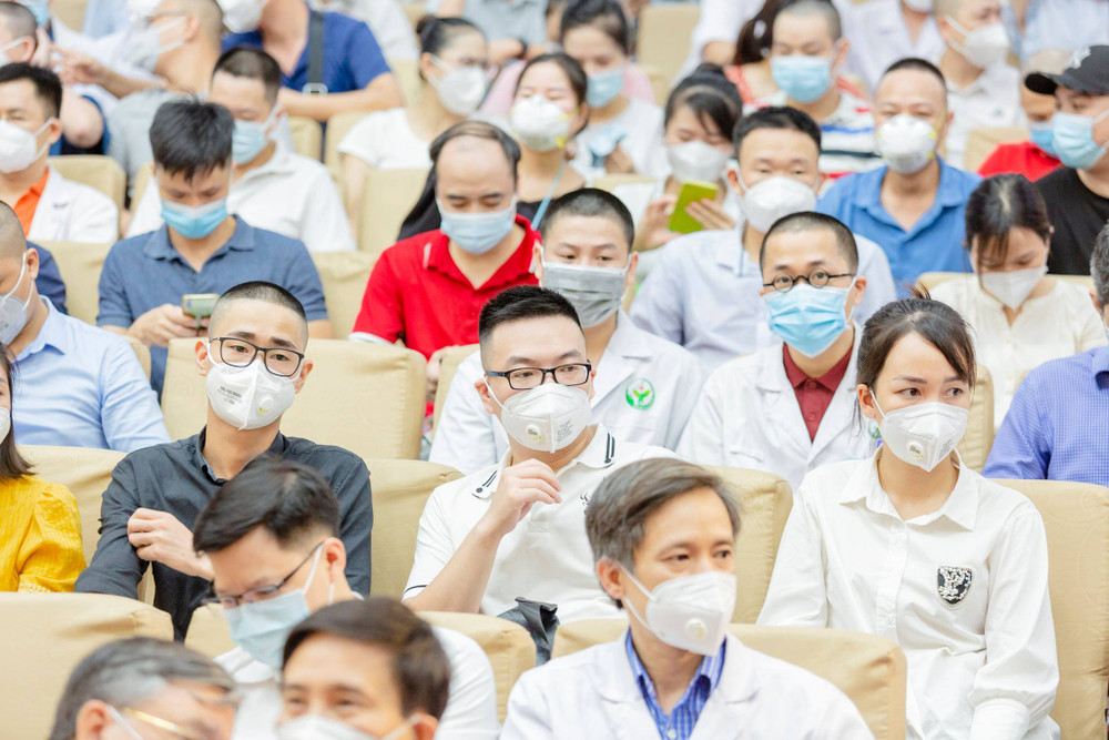 Ngay khi nhận được thông báo của bệnh viện, các cán bộ, thầy thuốc và nhân viên bệnh viện đặc biệt là các bạn trẻ, các đoàn viên thanh niên cộng sản Hồ Chí Minh đã đồng loạt xung phong lên đường. Trước khi nam tiến, nhiều y bác sĩ đã quyết định cắt tóc để dễ dàng mặc đồ bảo hộ và chăm sóc bệnh nhân Covid-19 nặng. Hàng trăm cán bộ y tế