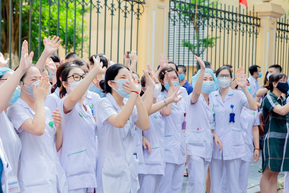 Gói ghém những yêu thương, hậu phương chúc các chiến sĩ áo trắng vào nam bình an, chiến thắng và thành công trở về. Hàng trăm cán bộ y tế