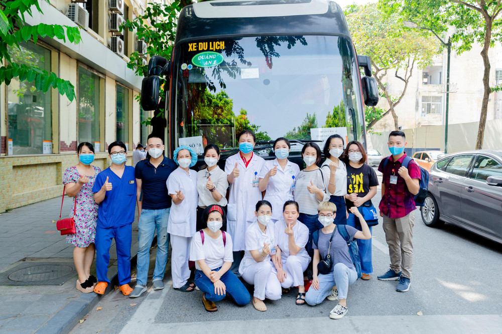 Các y, bác sĩ khoa Phẫu thuật Gan mật, Bệnh viện Hữu nghị Việt Đức lên đường chống dịch Covid-19. Hàng trăm cán bộ y tế