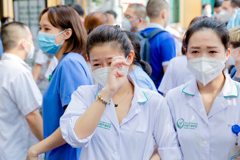 Những khoảnh khắc xúc động của những người ở lại, chờ tới lượt vào chuyến chi viện lần sau. Hàng trăm cán bộ y tế