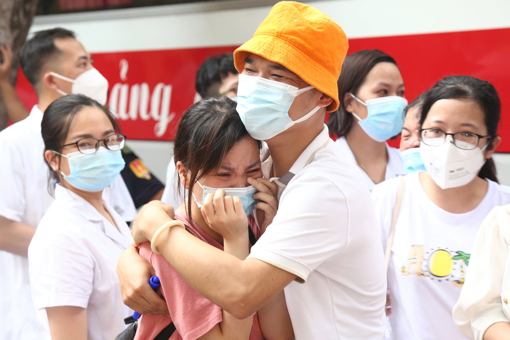 Nhiều cặp đôi tạm chia tay nhau để lên đường hoàn thành nhiệm vụ. Hàng trăm cán bộ y tế