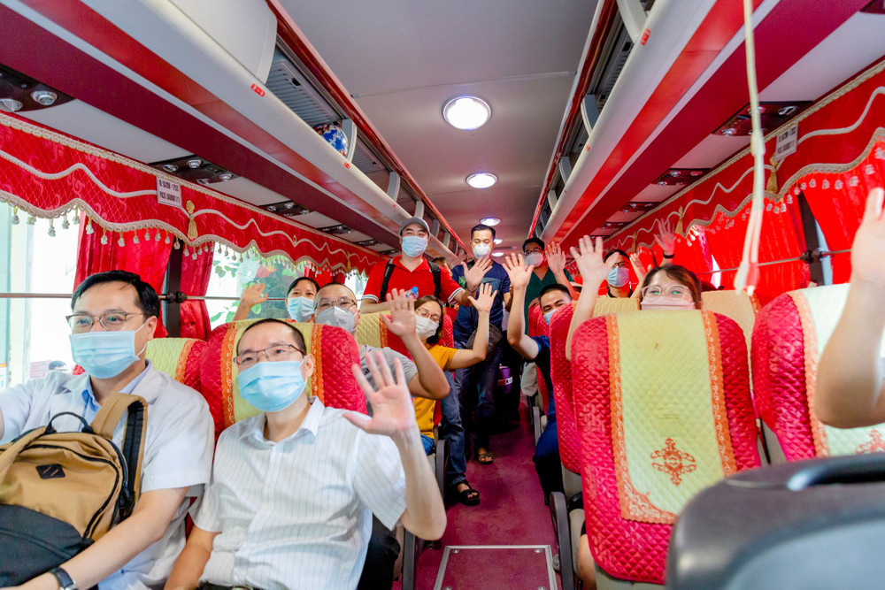 Quyết tâm chiến thắng dịch bệnh Covid-19 để sớm trở về với Bệnh viện Việt Đức thân yêu. Hàng trăm cán bộ y tế