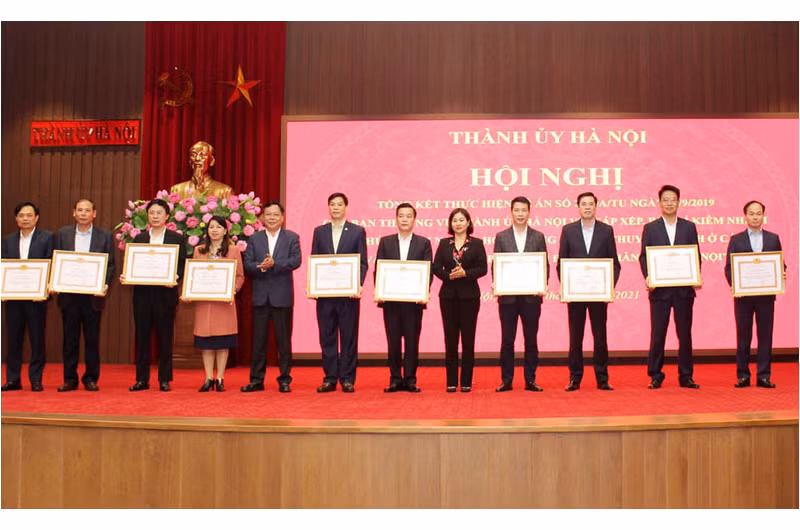 Lãnh đạo Thành ủy Hà Nội tặng bằng khen cho các đơn vị thực hiện xuất sắc Đề án 21.