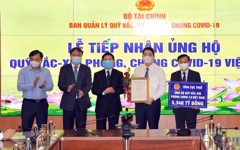Ngành Thuế ủng hộ hơn 5,3 tỷ đồng vào Quỹ vaccine