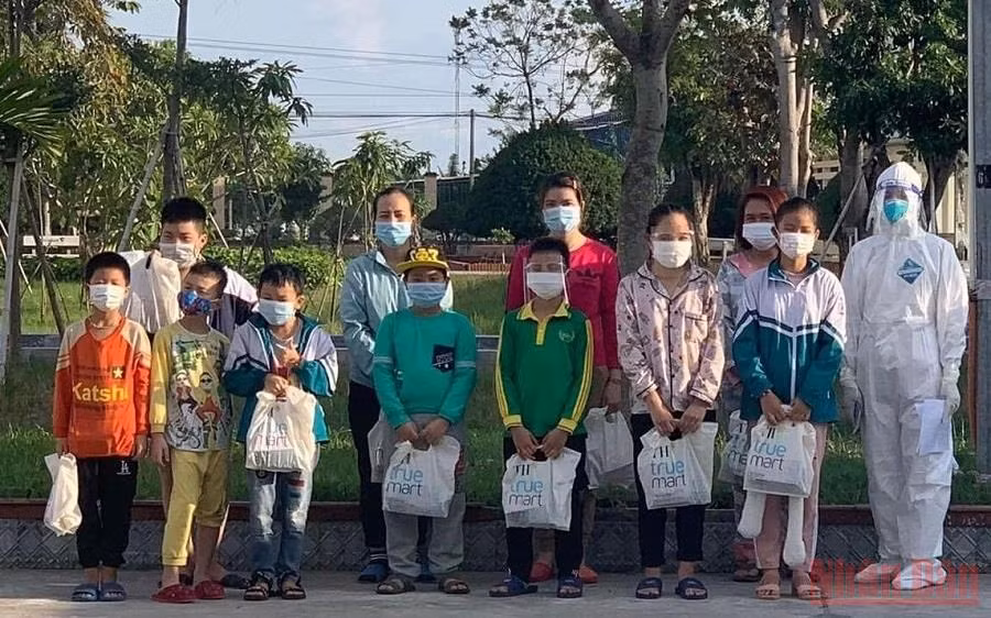 Nhiều ca F0 là người lớn và trẻ em ở Thái Bình được công bố khỏi bệnh. (Ảnh: MAI TÚ)