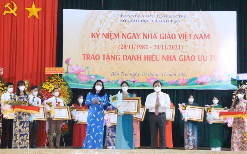 Bí thư Tỉnh ủy Bến Tre Lê Đức Thọ và Phó Chủ tịch UBND tỉnh Bến Tre Nguyễn Thị Bé Mười trao danh hiệu “Nhà giáo ưu tú” cho thầy, cô giáo.