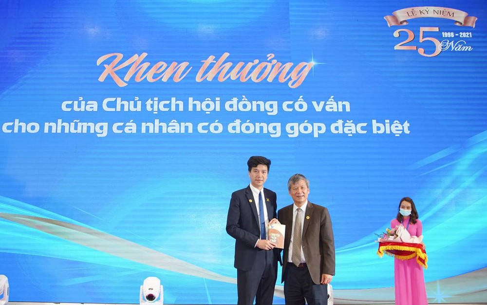 GS, AHLĐ Nguyễn Anh Trí - Chủ tịch Hội đồng cố vấn BV Medlatec khen thưởng cá nhân có đóng góp đặc biệt. Bệnh viện Đa khoa Medlatec kỷ niệm 25 năm thành lập -0