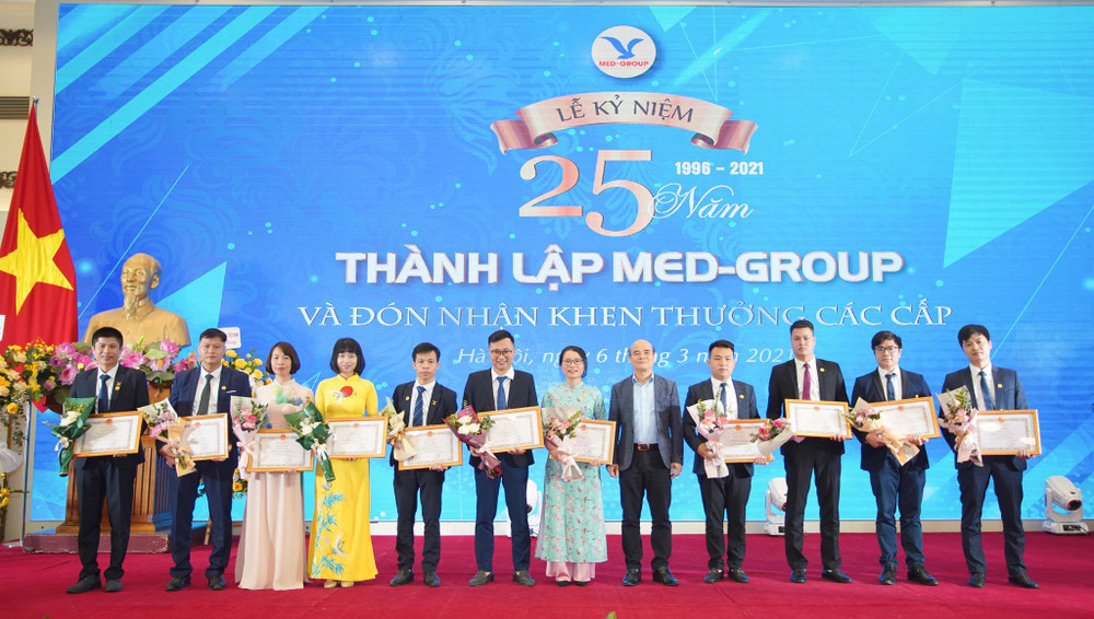 TS Nguyễn Huy Quang, Vụ trưởng Vụ Pháp chế Bộ Y tế tặng Bằng khen cho các cá nhân. Bệnh viện Đa khoa Medlatec kỷ niệm 25 năm thành lập -0
