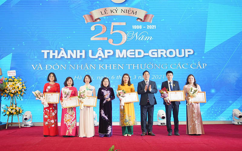Nguyên Thứ trưởng Y tế Nguyễn Thị Xuyên và PGS, TS Lương Ngọc Khuê, Cục trưởng Cục Quản lý, khám chữa bệnh trao bằng khen cho các cá nhân.
