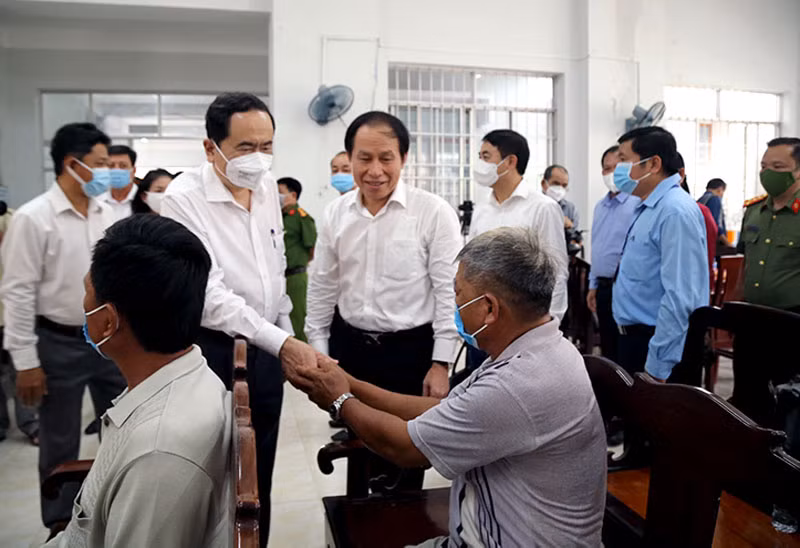 Phó Chủ tịch Thường trực Quốc hội Trần Thanh Mẫn thăm hỏi, động viên bà con khu vực 6, phường 3, TP Vị Thanh, Hậu Giang.