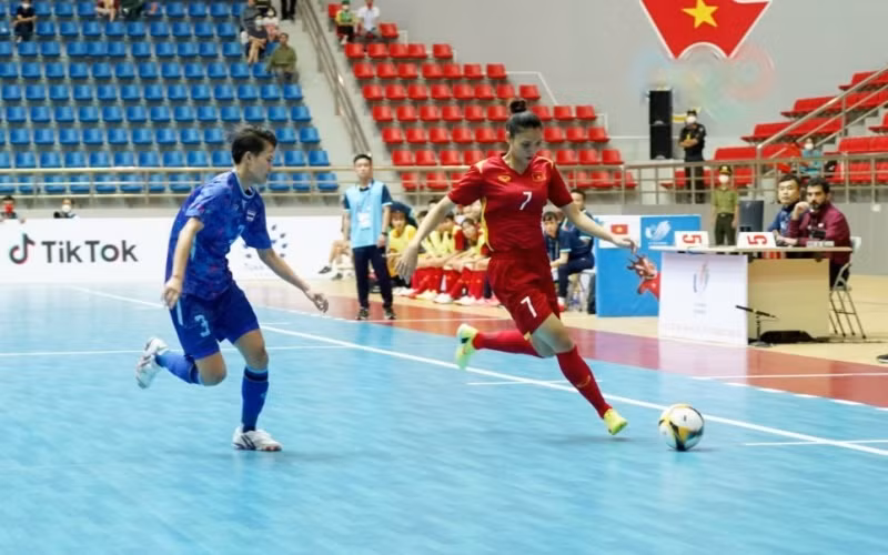 Pha tranh bóng của đội tuyển futsal nữ Việt Nam và Thái Lan trong trận chung kết.