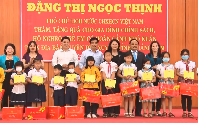 Phó Chủ tịch nước Đặng Thị Ngọc Thịnh trao học bổng trẻ em huyện Duy Xuyên.