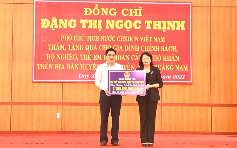 Phó Chủ tịch nước Đặng Thị Ngọc Thịnh trao biển tượng trưng số tiền 2,1 tỷ đồng cho chương trình an sinh xã hội của tỉnh Quảng Nam. Đồng chí Đặng Thị Ngọc Thịnh thăm, tặng quà tại Quảng Nam -0