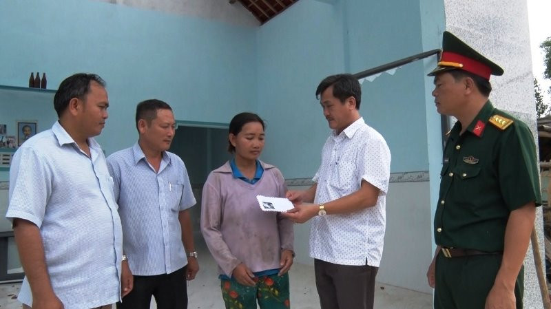 Đoàn công tác của UBND huyện Đồng Xuân tặng quà cho người dân bị thiệt hại do bão số 9 tại xã vùng cao Phú Mỡ, Đồng Xuân, Phú Yên. Phú Yên khẩn trương khắc phục thiệt hại, ổn định đời sống người dân -0