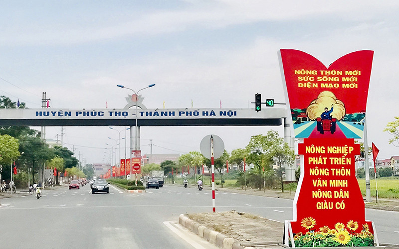 Hạ tầng giao thông tại huyện Phúc Thọ được đầu tư xây dựng khang trang.