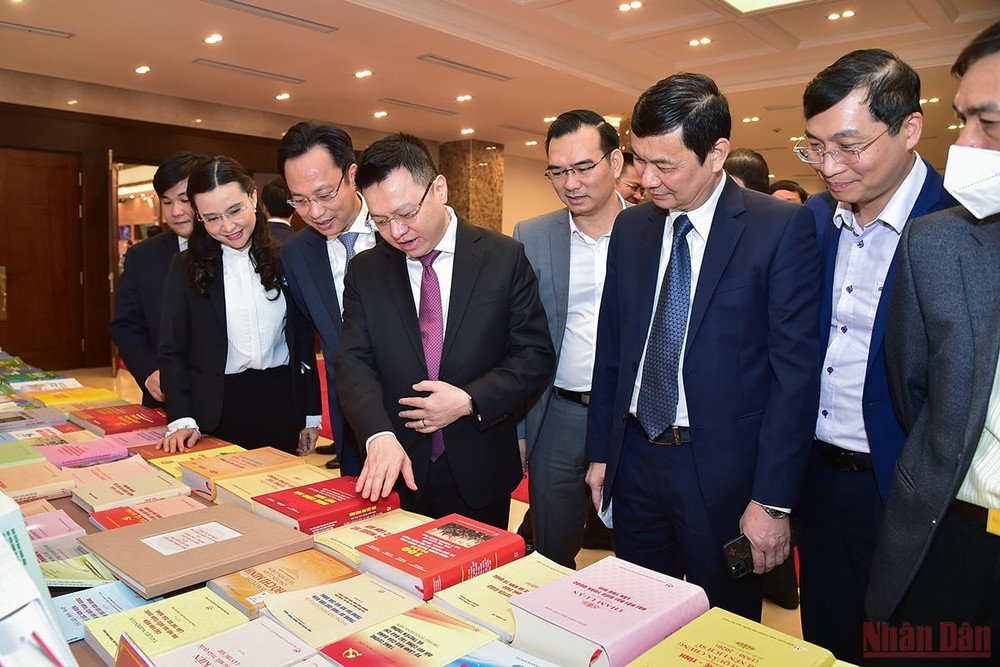Các đại biểu tham quan khu trưng bày sách về báo chí toàn quốc. (Ảnh: Thành Đạt) Hội nghị báo chí toàn quốc tổng kết năm 2021, triển khai nhiệm vụ năm 2022. -0