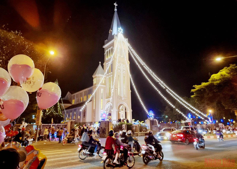 Nhà thờ Chánh tòa Đà Lạt lung linh trong đêm Noel. Đón mùa Giáng sinh an lành giữa đại dịch Covid-19 -0