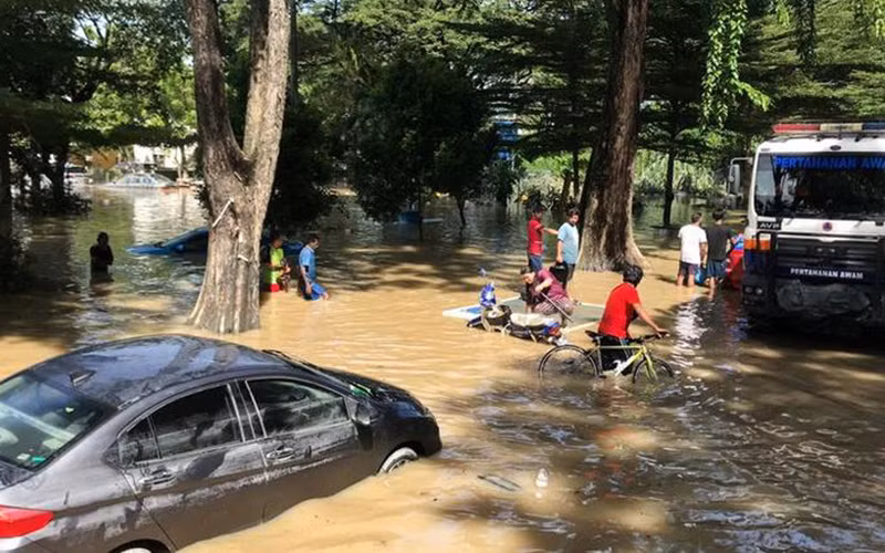 Tình trạng ngập lụt tại Shah Alam, bang Selangor, Malaysia, ngày 20/12. (Ảnh: Reuters)